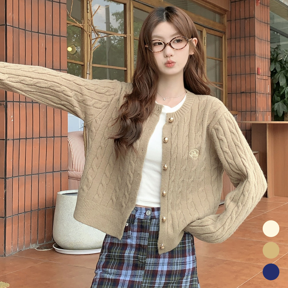 여성 라운드넥 꽈배기 금장버튼 니트 가디건 루즈핏 데일리룩 대표 이미지